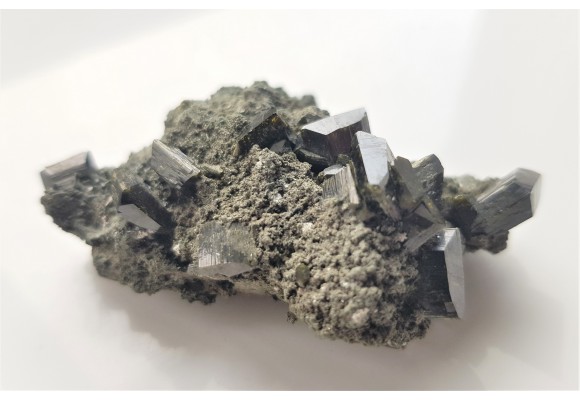 Wyjątkowa druza kryształów puszkinitu z Uralu