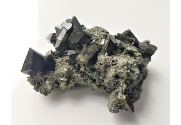 Wyjątkowa druza kryształów puszkinitu z Uralu