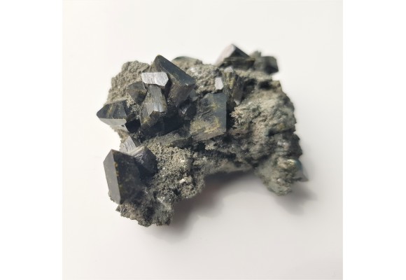 Wyjątkowa druza kryształów puszkinitu z Uralu