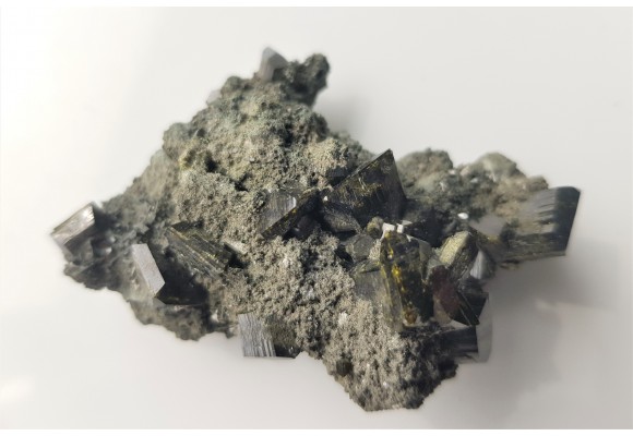 Wyjątkowa druza kryształów puszkinitu z Uralu