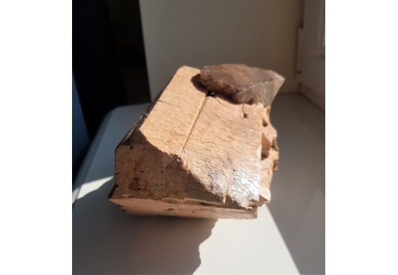 Wielki, idealnie wykształcony kryształ skalenia z kwarcem z okolic Jeleniej Góry