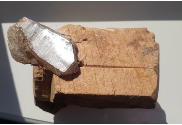 Wielki, idealnie wykształcony kryształ skalenia z kwarcem z okolic Jeleniej Góry