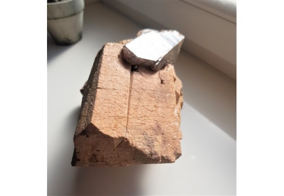 Wielki, idealnie wykształcony kryształ skalenia z kwarcem z okolic Jeleniej Góry