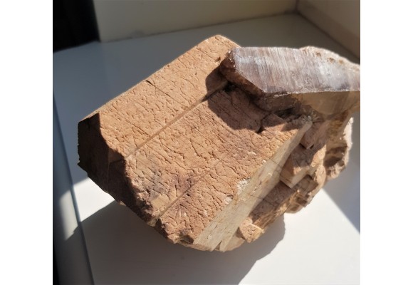 Wielki, idealnie wykształcony kryształ skalenia z kwarcem z okolic Jeleniej Góry