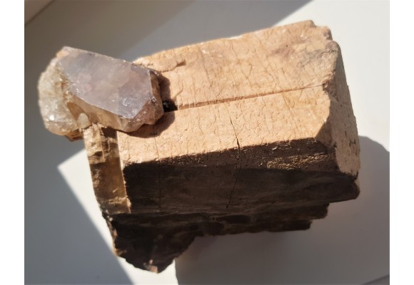 Wielki, idealnie wykształcony kryształ skalenia z kwarcem z okolic Jeleniej Góry