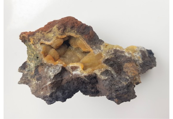 Druza wypełniona kwarcem pokrytym chalcedonem z Męcinki k. Jawora