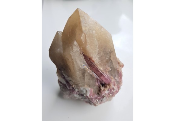 Rubellity na kryształach kwarcu z pegmatytów Malchan (Rosja)