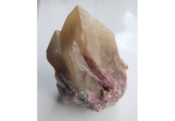 Rubellity na kryształach kwarcu z pegmatytów Malchan (Rosja)