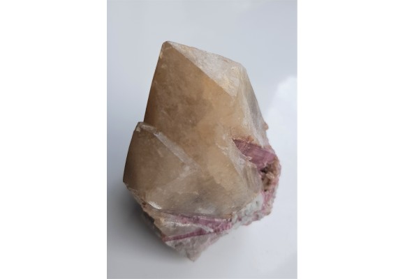 Rubellity na kryształach kwarcu z pegmatytów Malchan (Rosja)