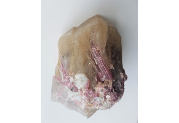 Rubellity na kryształach kwarcu z pegmatytów Malchan (Rosja)