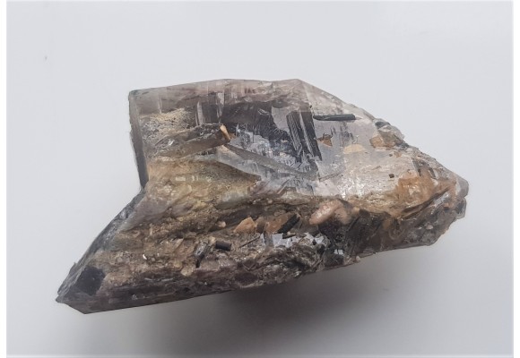 Kwarc dymny obficie przerośnięty kryształkami turmalinu z Łomnicy k. Jeleniej Góry