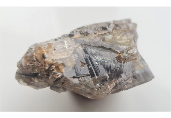 Kwarc dymny obficie przerośnięty kryształkami turmalinu z Łomnicy k. Jeleniej Góry