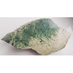 Duży okaz jasnego nefrytu z Nasławic na Dolnym Śląsku