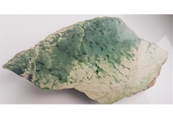 Duży okaz jasnego nefrytu z Nasławic na Dolnym Śląsku