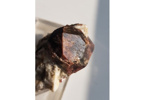 Doskonale wykształcony kryształ granatu z Piławy Górnej