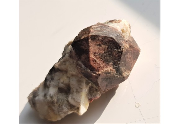 Doskonale wykształcony kryształ granatu z Piławy Górnej