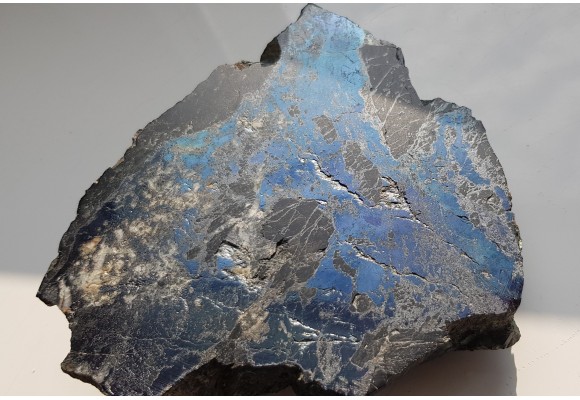 Muzealny okaz bornitu w żyle barytowej z Ciechanowic