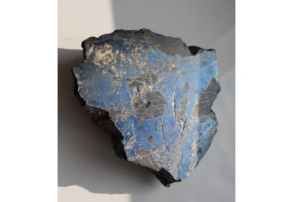 Muzealny okaz bornitu w żyle barytowej z Ciechanowic