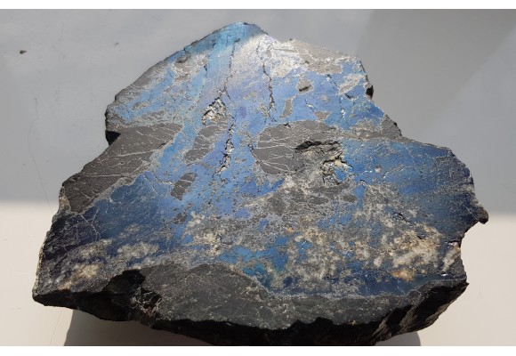 Muzealny okaz bornitu w żyle barytowej z Ciechanowic