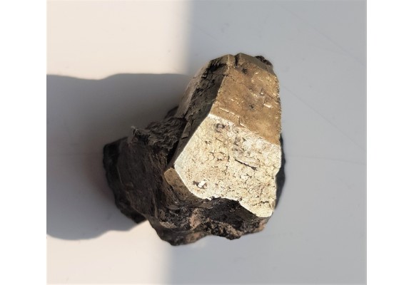 Kryształ pirytu z historycznej lokalizacji - kopalni Victoria w Wałbrzychu