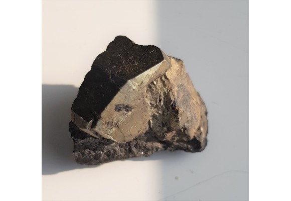 Kryształ pirytu z historycznej lokalizacji - kopalni Victoria w Wałbrzychu