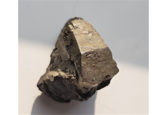 Kryształ pirytu z historycznej lokalizacji - kopalni Victoria w Wałbrzychu