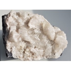 Druza kryształów kalcytu z wrostkami minerałów rudnych