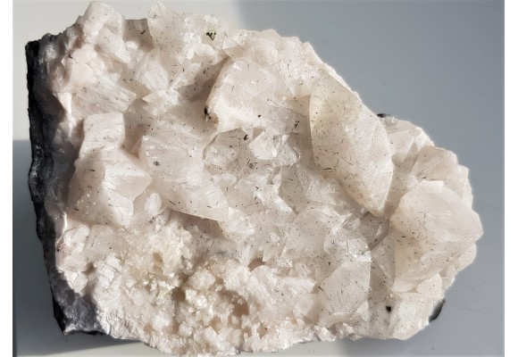 Druza kryształów kalcytu z wrostkami minerałów rudnych