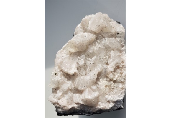 Druza kryształów kalcytu z wrostkami minerałów rudnych