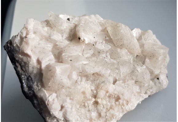 Druza kryształów kalcytu z wrostkami minerałów rudnych