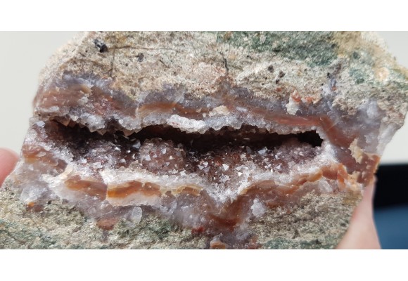 Agat żyłowy z Gozdna w zielonym porfirze