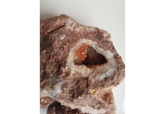 Geoda z kwarcem z czerwonym hematytem Gozdna w Górach Kaczawskich