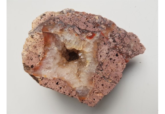 Polerowana geoda kwarcowa z Gozdna