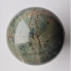 Polerowana kula z unikatowej skały - erlanu z Masywu Śnieżnika Kłodzkiego