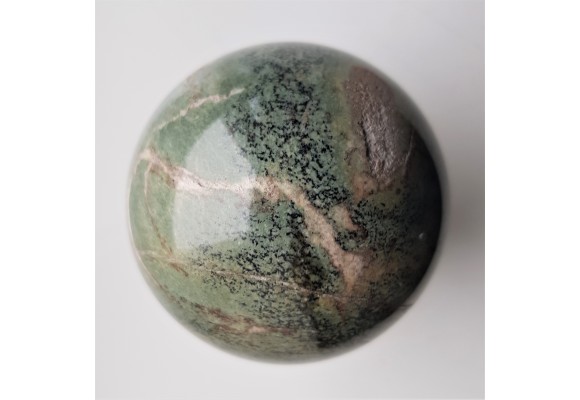 Polerowana kula z unikatowej skały - erlanu z Masywu Śnieżnika Kłodzkiego