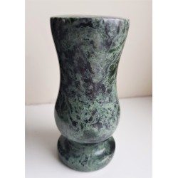 Wazonik polerowany ze szlachetnej odmiany serpentynitu z kopalni chromitu w Tąpadłach