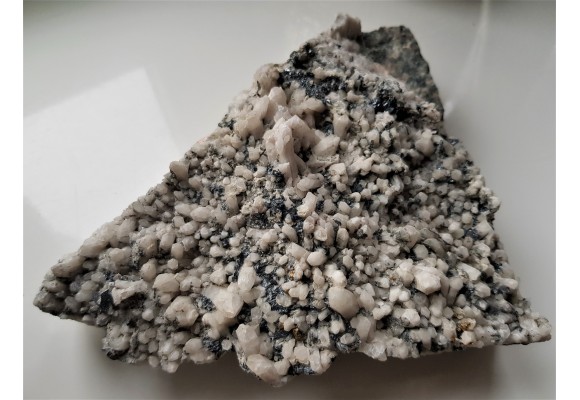 Minerały rudne na szczotce kwarców mlecznych ze Strzegomia