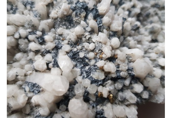 Minerały rudne na szczotce kwarców mlecznych ze Strzegomia