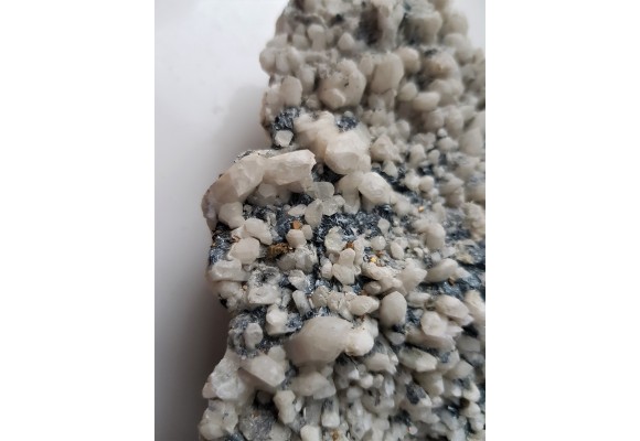 Minerały rudne na szczotce kwarców mlecznych ze Strzegomia