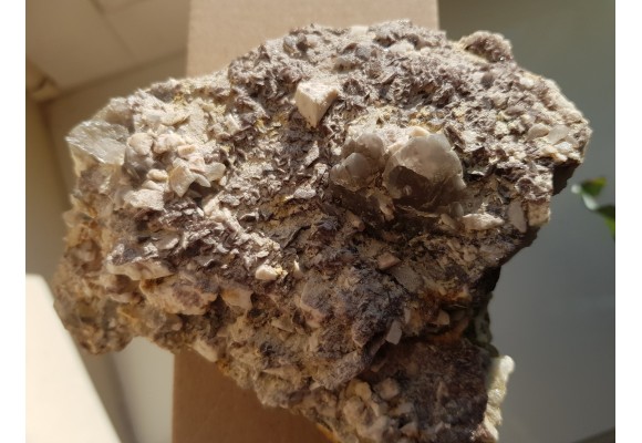 Okazała szczotka kryształów aksynitu ze Strzegomia