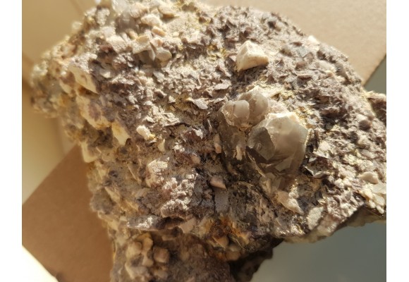 Okazała szczotka kryształów aksynitu ze Strzegomia