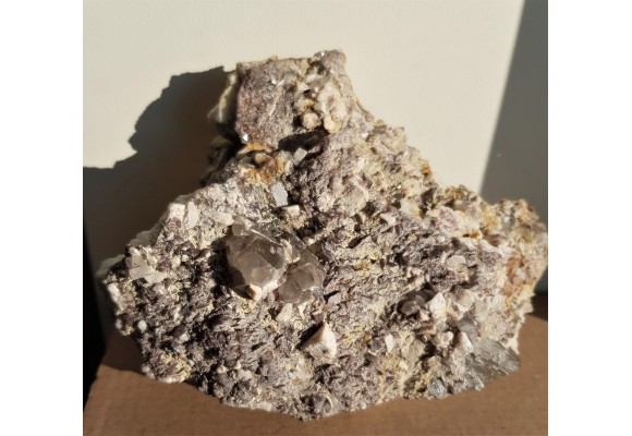 Okazała szczotka kryształów aksynitu ze Strzegomia