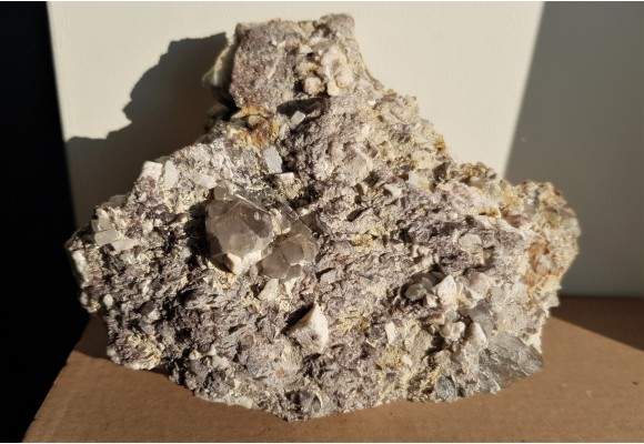 Okazała szczotka kryształów aksynitu ze Strzegomia