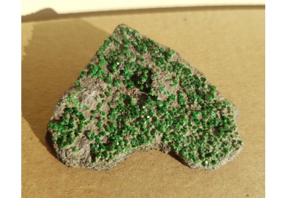 Szczotka kryształów uwarowitu z Uralu