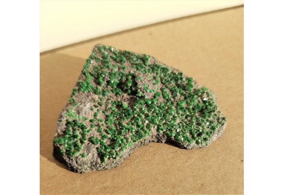 Szczotka kryształów uwarowitu z Uralu