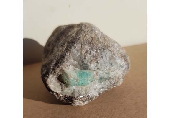 Kryształ szmaragdu we fluorycie i łupku z Uralu