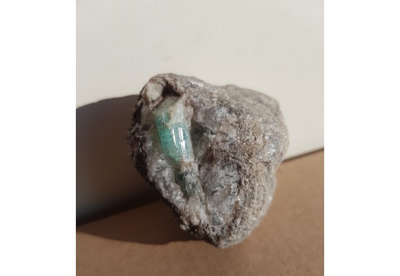 Kryształ szmaragdu we fluorycie i łupku z Uralu