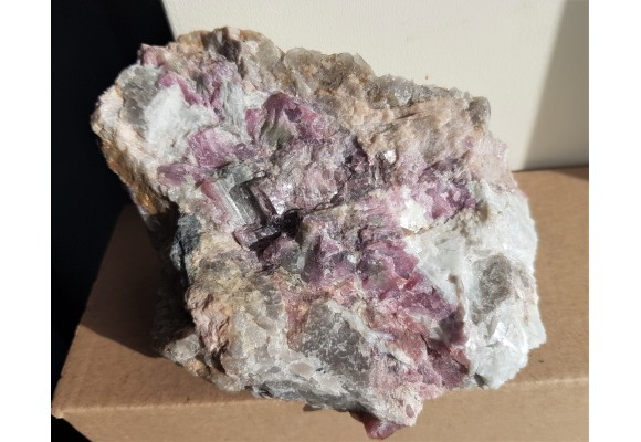 Pegmatyt obficie przerośnięty elbaitem z Piławy Grn.