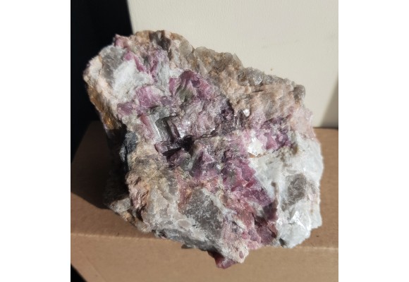 Pegmatyt obficie przerośnięty elbaitem z Piławy Grn.