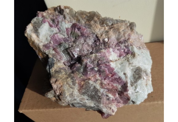 Pegmatyt obficie przerośnięty elbaitem z Piławy Grn.